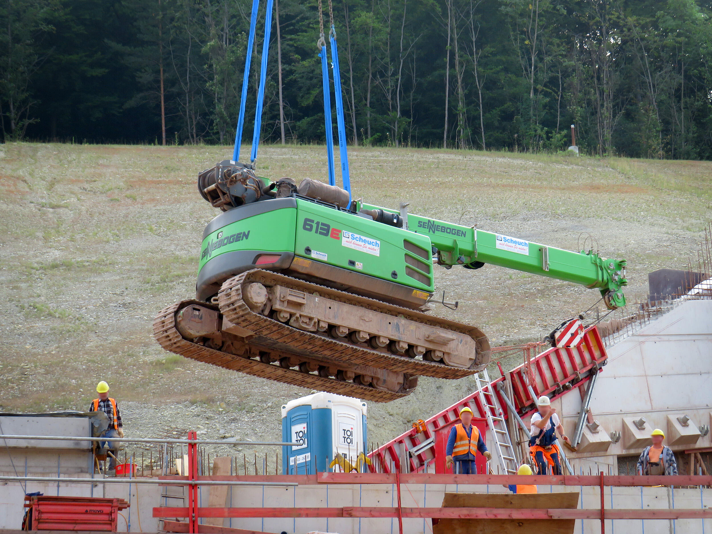 Sennebogen 613 Raupe im Einsatz bei Züblin beim Neubau der A44 bei Sontra