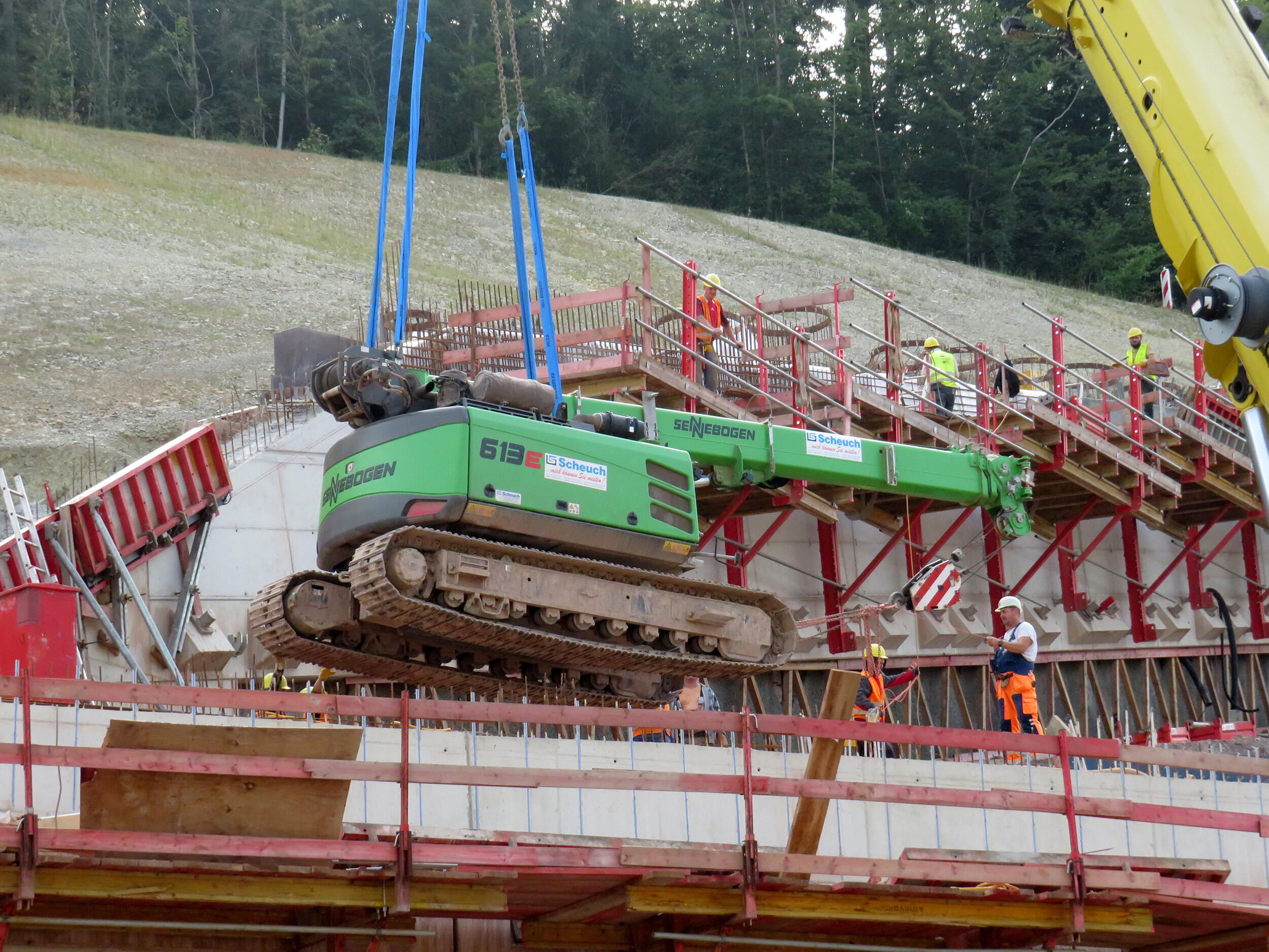 Sennebogen 613 Raupe im Einsatz bei Züblin beim Neubau der A44 bei Sontra