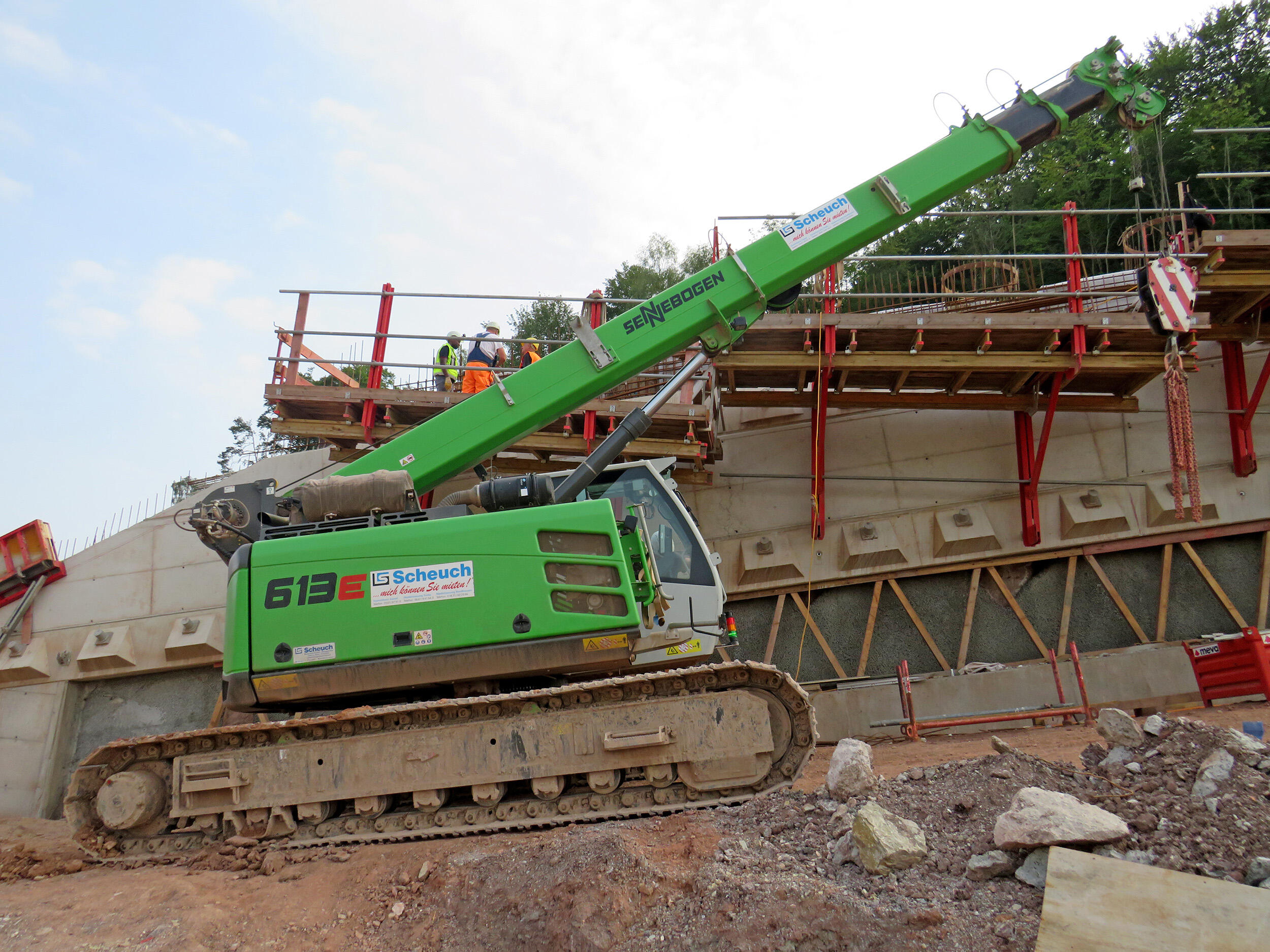 Sennebogen 613 Raupe im Einsatz bei Züblin beim Neubau der A44 bei Sontra