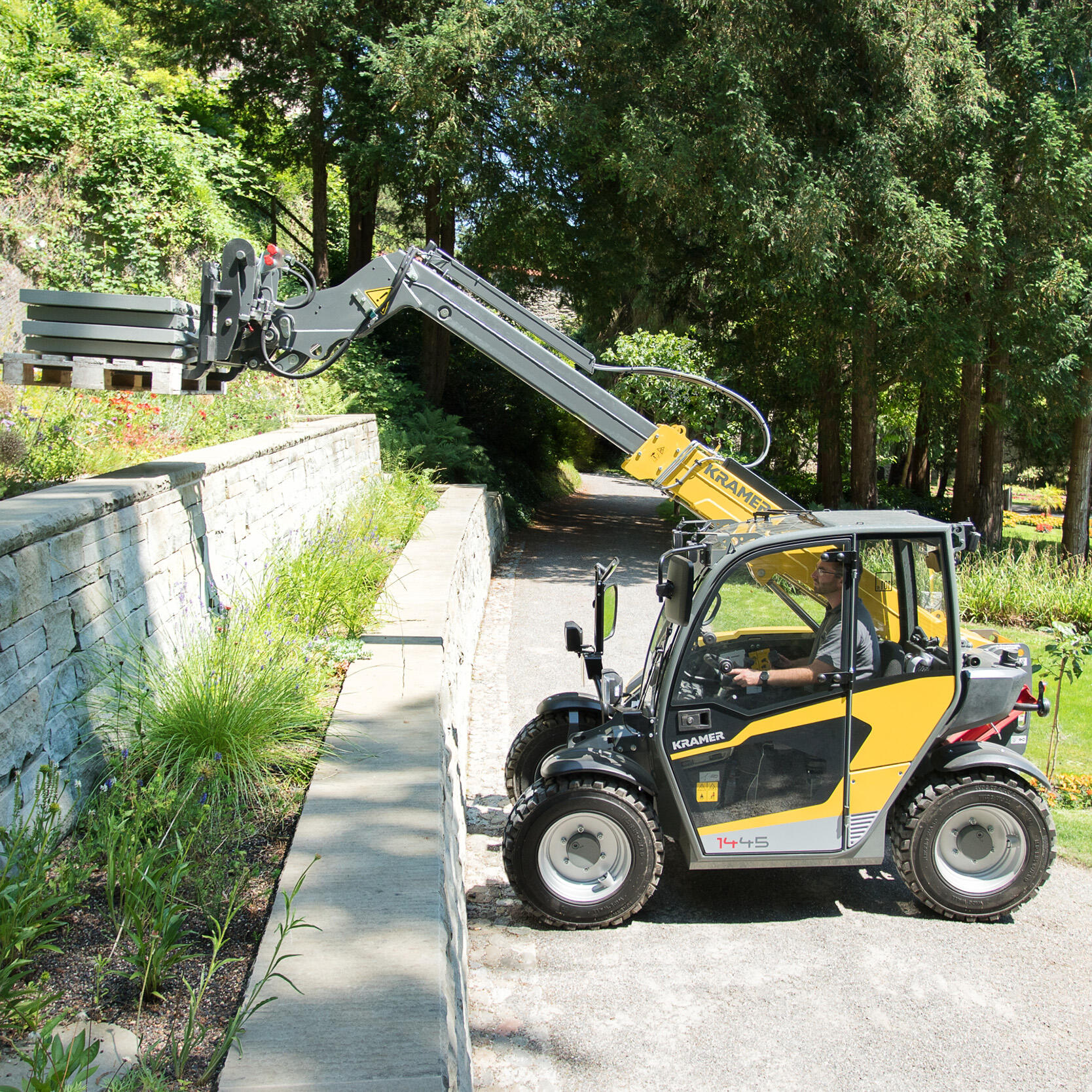 Teleskoplader Kramer 1445 Steinpalette Action 01