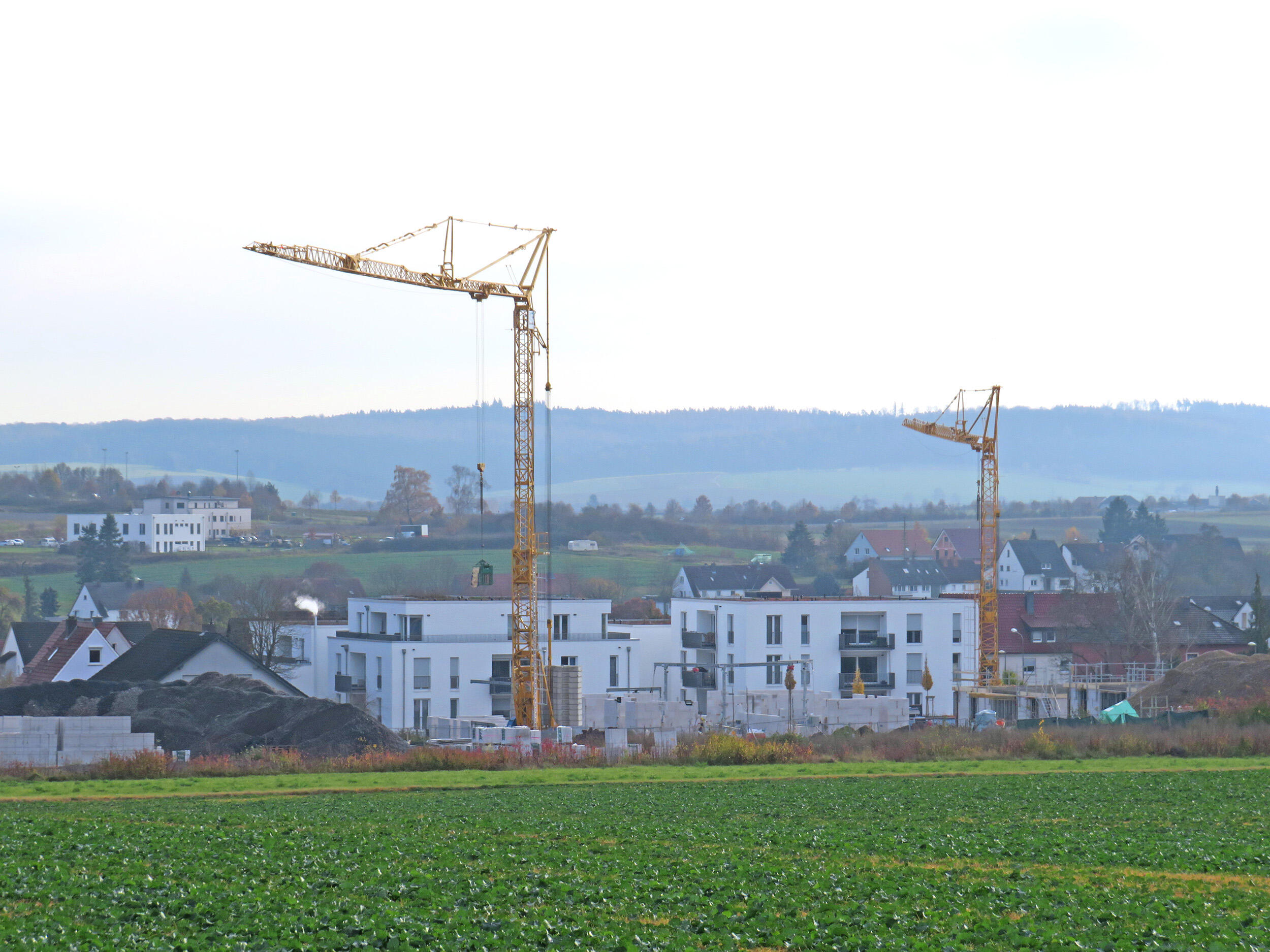 Turmdrehkran Potain Igo T 130 und Potain Igo T 85 im Einsatz bei Systembau Fulda in Heimbach auf der Baustelle „Weiße Stadt“