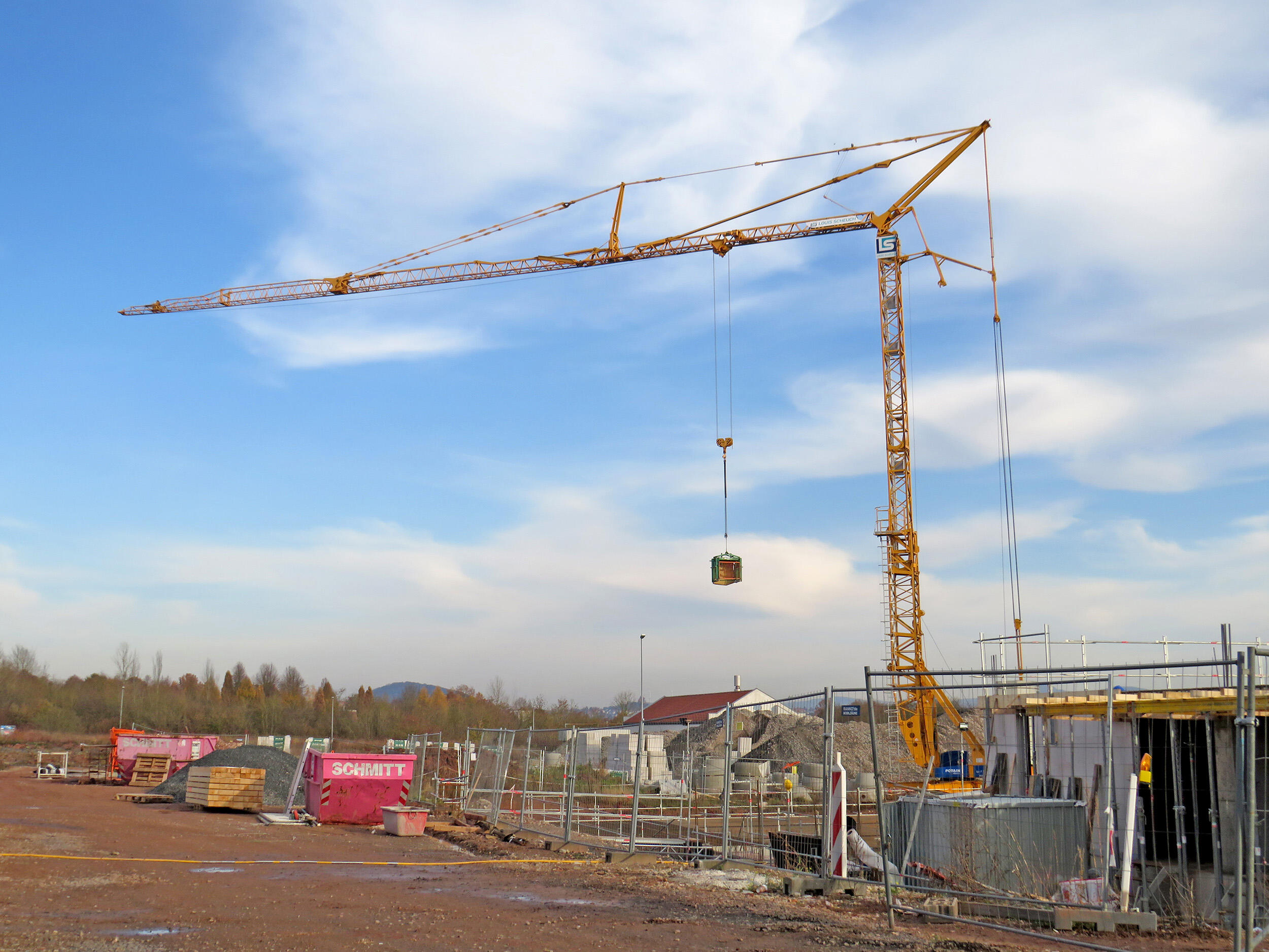 Turmdrehkran Potain Igo T 130 im Einsatz bei Systembau Fulda in Heimbach auf der Baustelle „Weiße Stadt“
