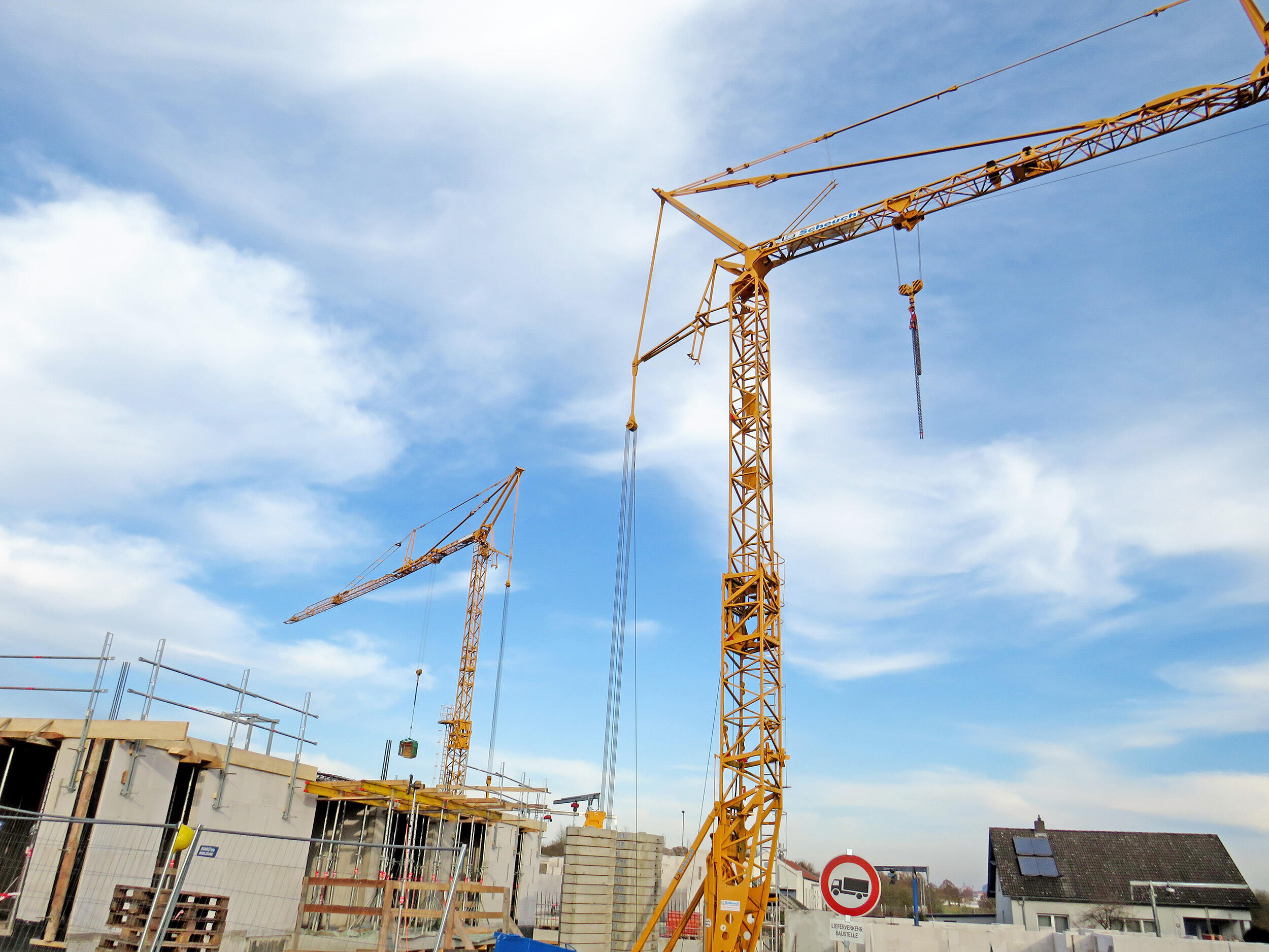 Turmdrehkran Potain Igo T 130 und Potain Igo T 85 im Einsatz bei Systembau Fulda in Heimbach auf der Baustelle „Weiße Stadt“
