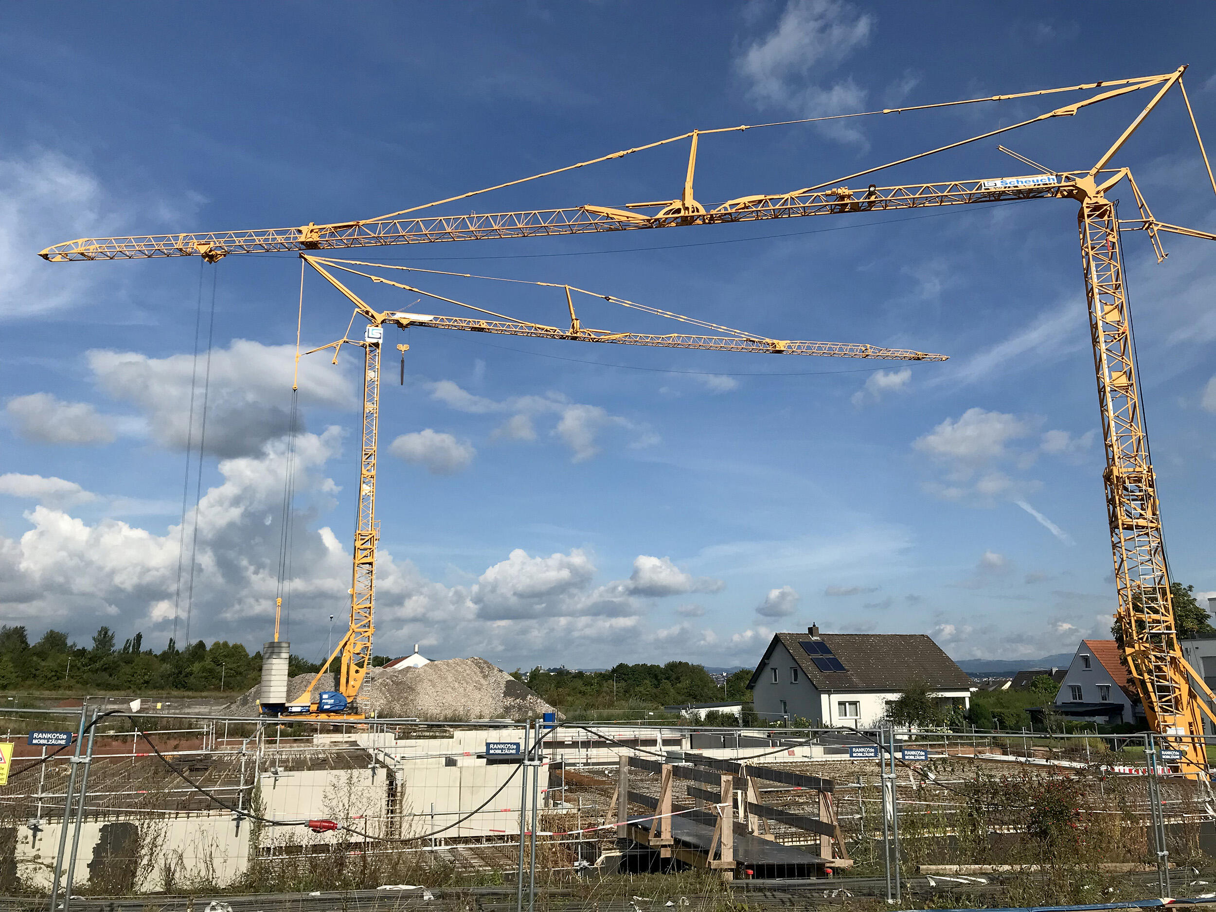 Turmdrehkran Potain Igo T 130 und Potain Igo T 85 im Einsatz bei Systembau Fulda in Heimbach auf der Baustelle „Weiße Stadt“