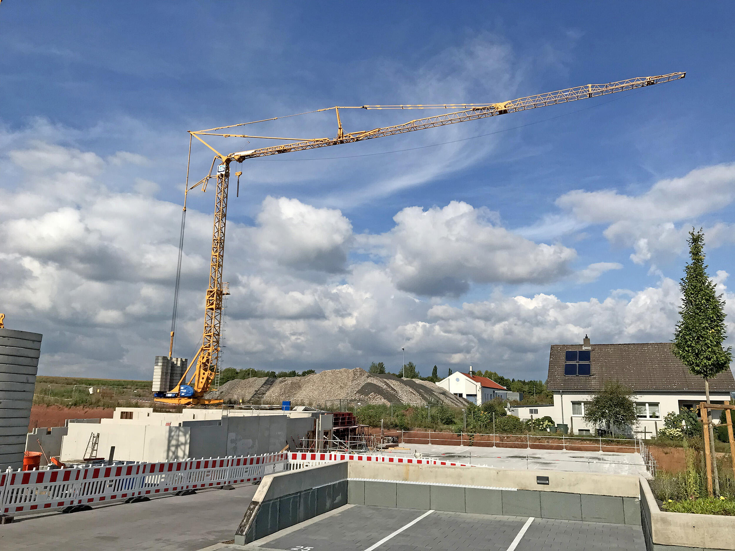 Turmdrehkran Potain Igo T 130 im Einsatz bei Systembau Fulda in Heimbach auf der Baustelle „Weiße Stadt“