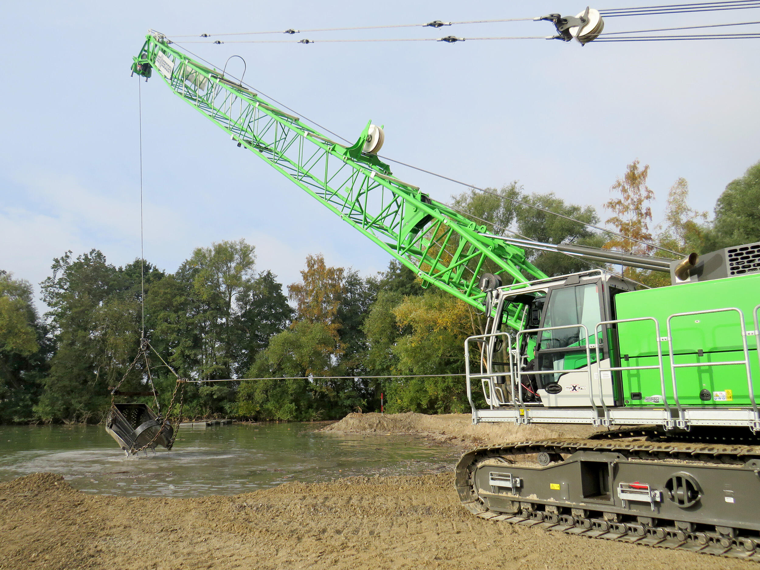 Sennebogen Seilbagger 655 E mit Schleppschaufel im Einsatz bei Firma Schlotmann in Hövelhof