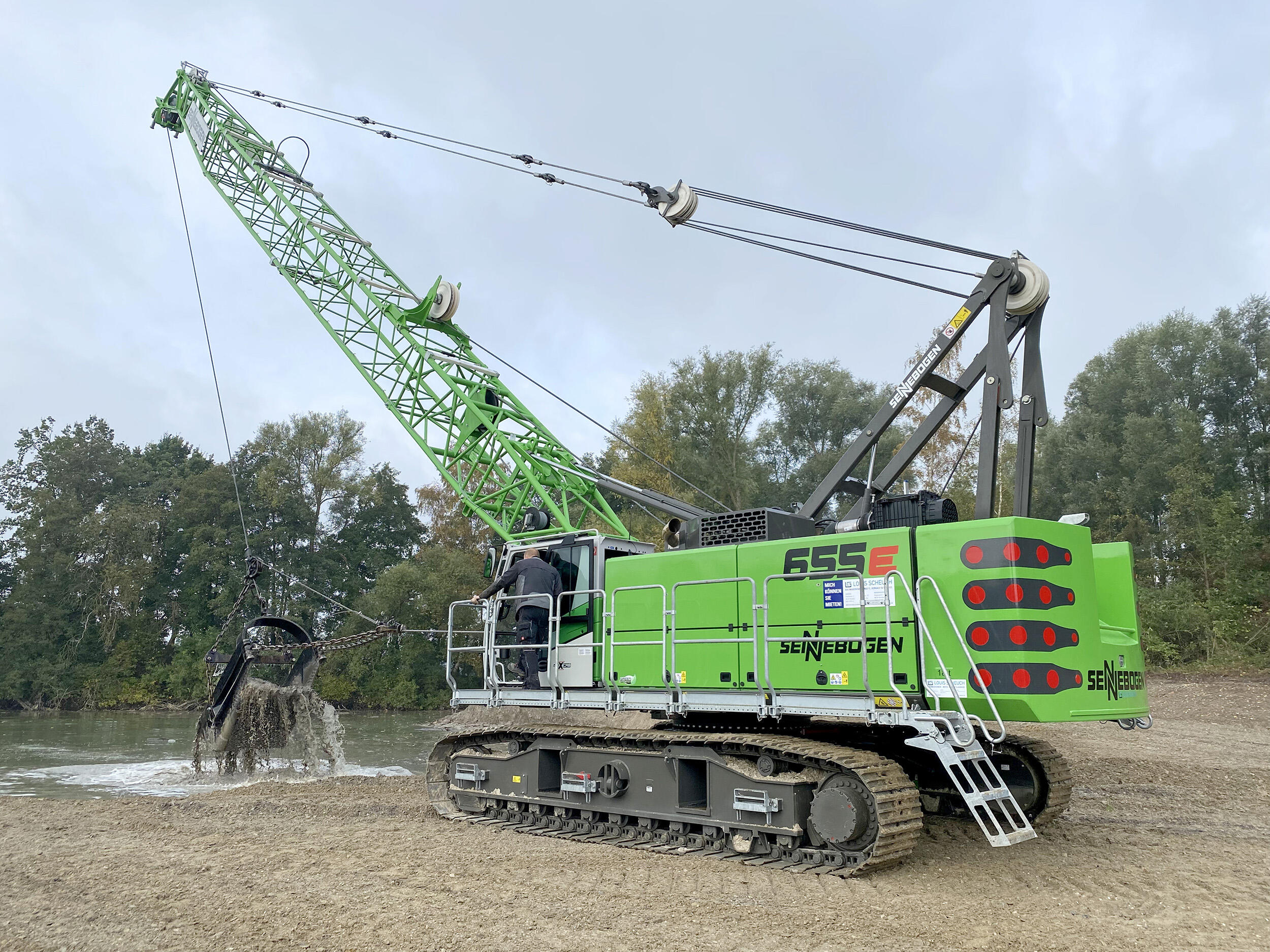 Sennebogen Seilbagger 655 E mit Schleppschaufel im Einsatz bei Firma Schlotmann in Hövelhof